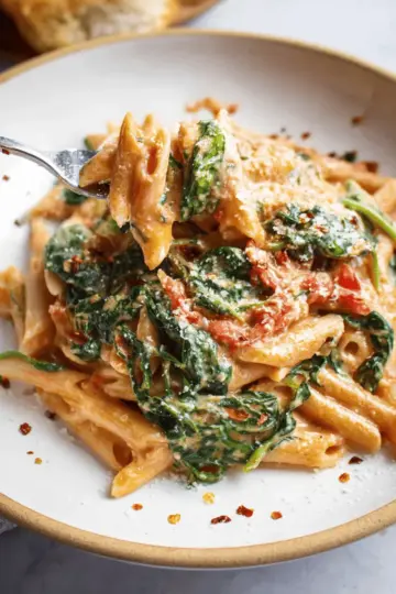 Creamy Spinach Tomato Pasta